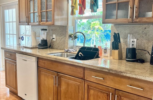 Sandalfoot Cove House | SingleHouse 3 bedroom 2 full bathrooms also desk and chair for work from home