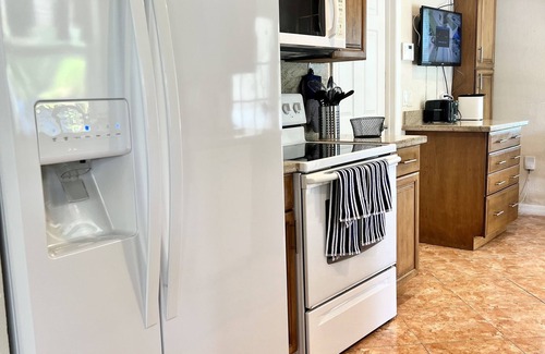 Sandalfoot Cove House | SingleHouse 3 bedroom 2 full bathrooms also desk and chair for work from home