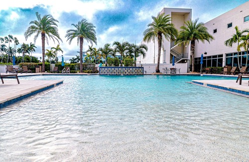 Fort Myers River District Condo | Sip and Sage Skyline- City and Water Views 2bedroom POOL Downtown Fort Myers