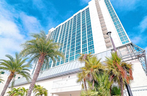 Fort Myers River District Condo | Sip and Sage Skyline- City and Water Views 2bedroom POOL Downtown Fort Myers