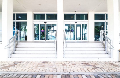 Fort Myers River District Condo | Sip and Sage Skyline- City and Water Views 2bedroom POOL Downtown Fort Myers