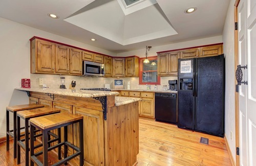 Big Canoe House | Sips with Mountain Views, Fireside Downtime, Swimming, Golf & Trails in Gated Community - Casa Bella