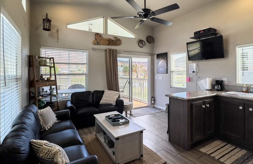 Parker Strip Bed & Breakfast | Siren's Adventure Riverfront Cottage! River Lodge NB31