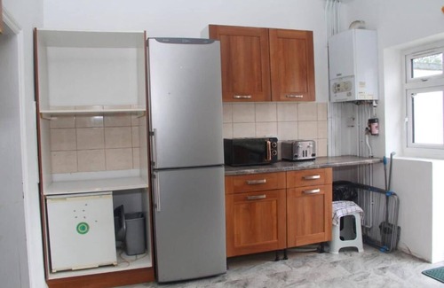 East Ham South House | Six Bedroom House Shortlets express