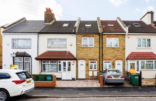 East Ham South House | Six Bedroom House Shortlets express