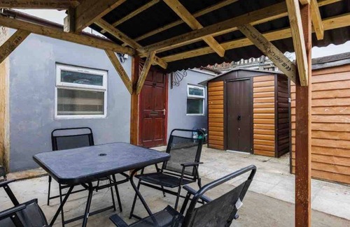 East Ham South House | Six Bedroom House Shortlets express