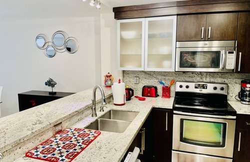 Hollywood South Central Beach Condo | Six Bedrooms with Free Beach Service and Free Parking!