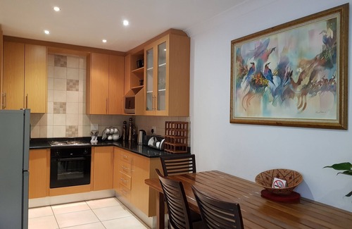 Greater Johannesburg Metropolitan Area Hotel | Six Valk Avenue Guest House