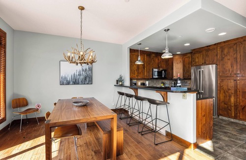 Sun Peaks House | Ski Chalet - Ski-in/out & Private Hot Tub