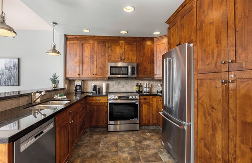 Sun Peaks House | Ski Chalet - Ski-in/out & Private Hot Tub