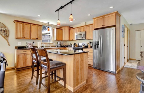 Girdwood House | Ski Chalet with hot tub, sauna & fire pit, walking distance to brewery and food!