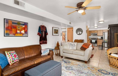 Southside House | Ski Discounts! Eclectic Condo 5-min to Meow Wolf