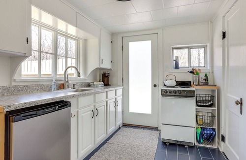 Frankfort Cottage | Ski, Hike & Explore: Frankfort Cottage w/Fire Pit