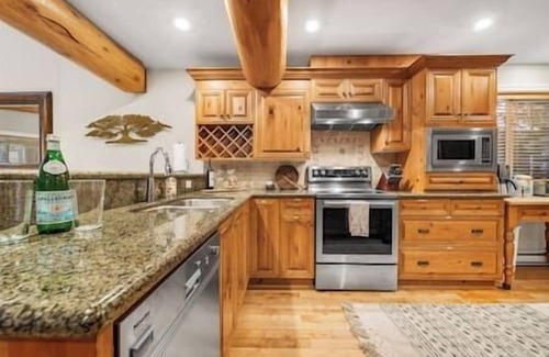 Whistler Village Cabin | Ski In/Out Retreat w/Sauna - Telemark 7