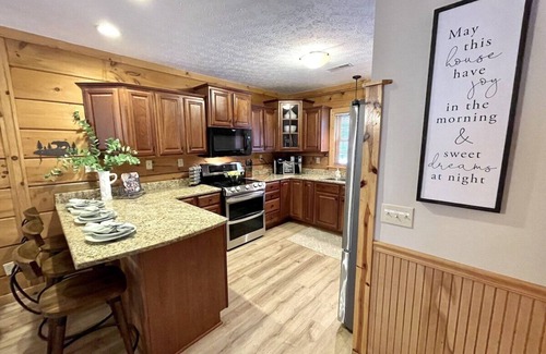 Snowshoe House | Ski In/Out, Watch Slope frm Hot Tub, 6BR, 3 Kings, PS5, Tesla, Rec Rm-Loggers 12