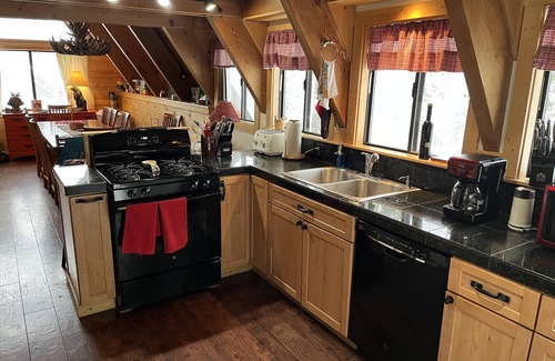 Bear Valley Ski Chalet | ☀️⛱️Ski In / Ski Out at 7300 Feet!🌺