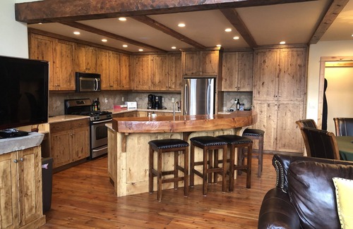 Big Sky House | Ski In/Ski Out Black Eagle #7- View of Lone Peak - Private Hot Tub