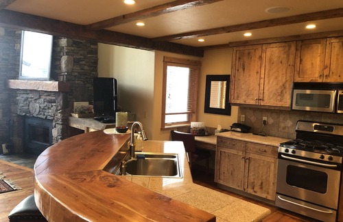 Big Sky House | Ski In/Ski Out Black Eagle #7- View of Lone Peak - Private Hot Tub
