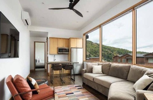 Sandpoint House | Ski in Ski out chalet with hot tub - Walk to the Village