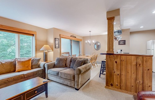 Warren Condo | Ski-in/ski-out condo in Warren with seasonal pool, mountain views, & W/D
