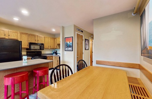 Warren Condo | Ski-in/ski-out condo w/mountain views, balcony, wifi, TV, pool