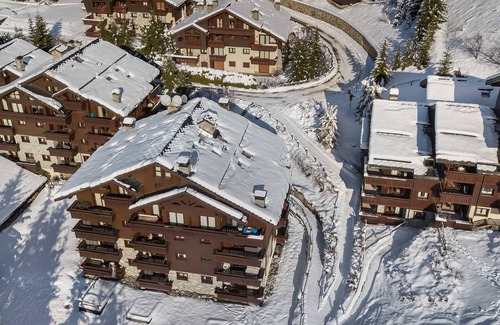 Meribel Village Apartment | Ski-In/Ski-Out Duplex with Pool, Spa, and Fireplace in Méribel Village