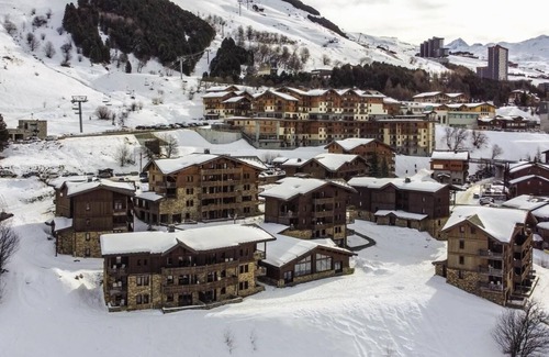 Les Menuires Apartment | Ski-in/ski-out & foot of the slopes, fitness, swimming pool, sauna, hammam, balcony, tv, 40-45m²