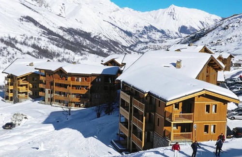 Les Menuires Apartment | Ski-in/ski-out & foot of the slopes, fitness, swimming pool, sauna, hammam, balcony, tv, 40-45m²