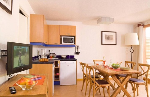 Les Orres Apartment | Ski-in/ski-out & foot of the slopes, view ski slopes, swimming pool, balcony, 28-29m², Les Orres
