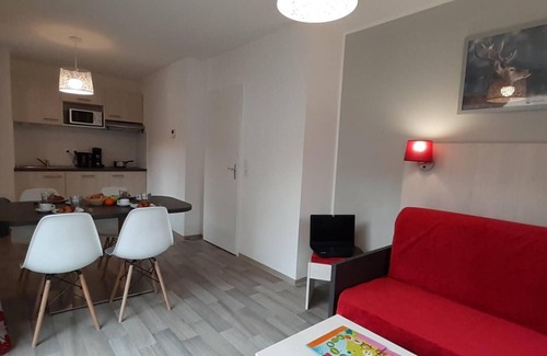 Combloux Apartment | Ski-in/ski-out & foot of the slopes, swimming pool, sauna, hammam, terrace, balcony, tv, 25m²