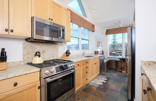 Saddle Ridge House | Ski-in/ski-out home w/great views & hot tub in Moonlight Basin - Saddle Ridge - Timber Wolf Chalet