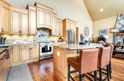 Hyak Cabin | Ski-in/ski-out cabin with mountain-view deck, fireplace- walk to lifts