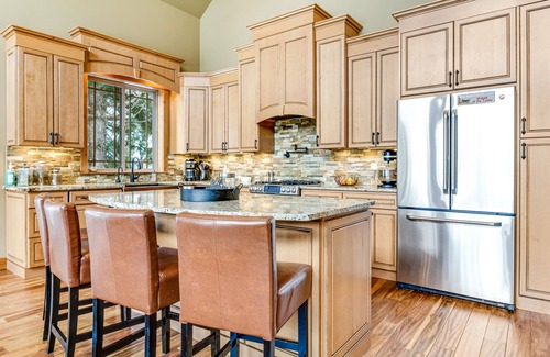 Hyak Cabin | Ski-in/ski-out cabin with mountain-view deck, fireplace- walk to lifts