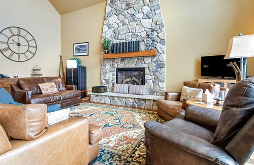 Hyak Cabin | Ski-in/ski-out retreat with a fireplace, WiFi, foosball, air hockey, & deck