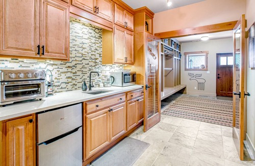 Hyak Apartment | Ski-in/ski-out studio with air hockey table, foosball table, & free WiFi