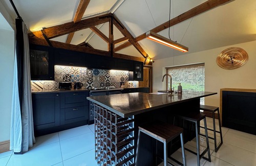 Winewall Cabin | Ski lodge style chalet with hot tub and sauna