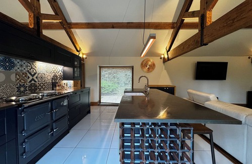 Winewall Cabin | Ski lodge style chalet with hot tub and sauna