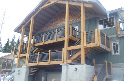 Golden House | Ski to the door in this gorgeous top floor townhome