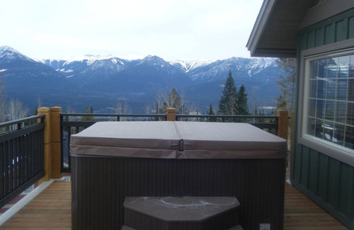 Golden House | Ski to the door in this gorgeous top floor townhome