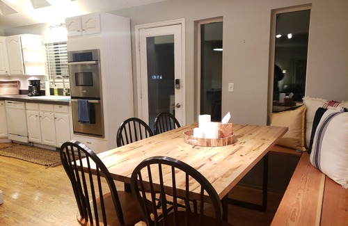 Sandy House | SkiBum Paradise w/fireplace & large fenced yard (pet friendly!)