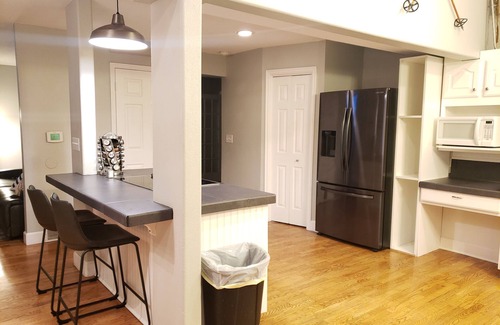 Sandy House | SkiBum Paradise w/fireplace & large fenced yard (pet friendly!)