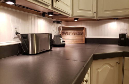 Sandy House | SkiBum Paradise w/fireplace & large fenced yard (pet friendly!)