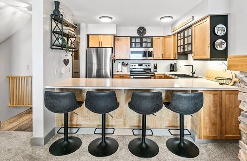 Big White Ski Resort Ski Chalet | Skiers' Doorstep | Priv. Hot Tub & Ski In/Ski Out