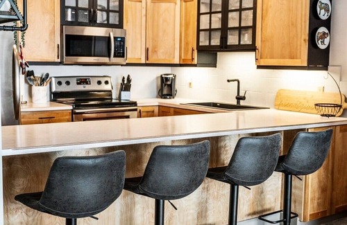 Big White Ski Resort Ski Chalet | Skiers' Doorstep | Priv. Hot Tub & Ski In/Ski Out