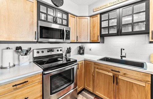 Big White Ski Resort Ski Chalet | Skiers' Doorstep | Priv. Hot Tub & Ski In/Ski Out