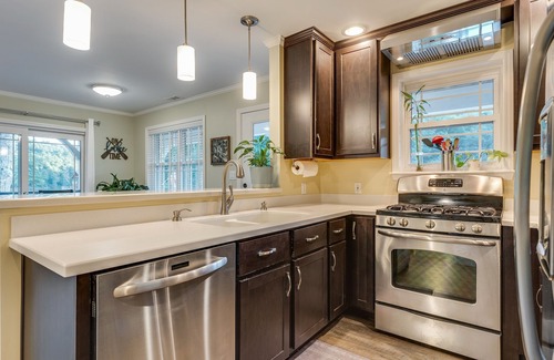 Butler House | Skipping Stones Getaway - Hot Tub, Private Dock, & Fall Foliage at Watauga Lake