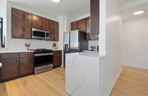 Downtown Chicago Apartment | Sky-High 3BR Penthouse in West Loop