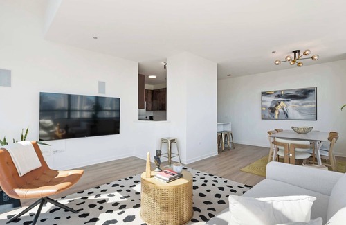 Downtown Chicago Apartment | Sky-High 3BR Penthouse in West Loop