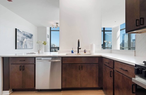 Downtown Chicago Apartment | Sky-High 3BR Penthouse in West Loop