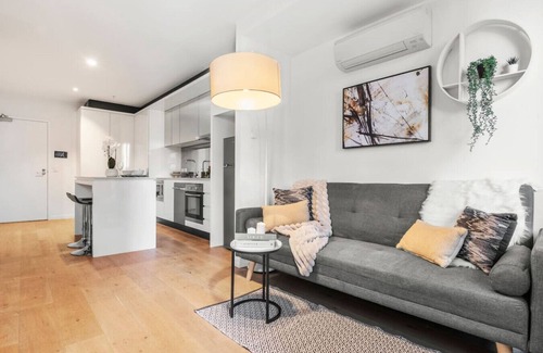 Melbourne Central Business District Apartment | Sky-High CBD Retreat | 2BR Apartment w/Pool & Gym
